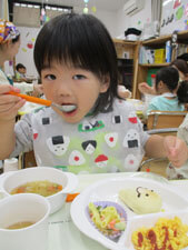 保育園でのハロウィンパーティーのイベント給食を食べる園児の様子