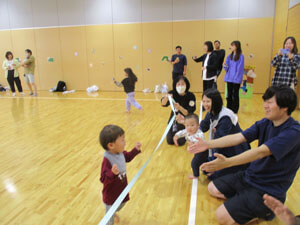 保育園の親子で遊ぶミニ運動会の様子