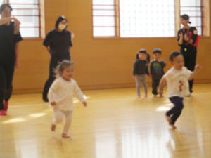 保育園の親子で遊ぶミニ運動会の様子