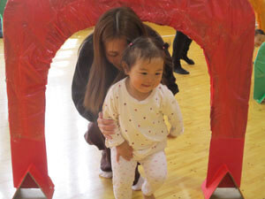 保育園の親子で遊ぶミニ運動会の様子