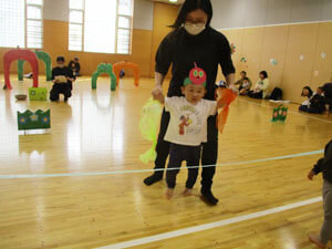 保育園の親子で遊ぶミニ運動会の様子