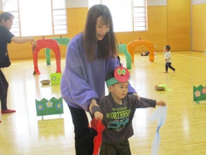 保育園の親子で遊ぶミニ運動会の様子