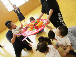 保育園の親子で遊ぶミニ運動会の様子
