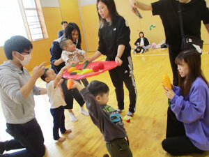 保育園の親子で遊ぶミニ運動会の様子