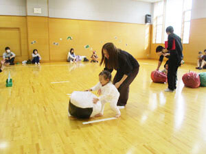 保育園の親子で遊ぶミニ運動会の様子