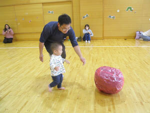 保育園の親子で遊ぶミニ運動会の様子