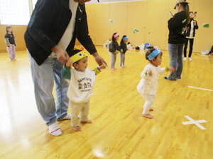 保育園の親子で遊ぶミニ運動会の様子