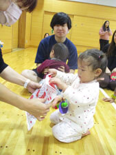 保育園の親子で遊ぶミニ運動会の様子
