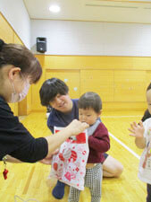 保育園の親子で遊ぶミニ運動会の様子
