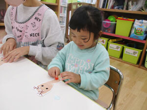 保育園で工作をする園児の様子
