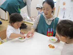 保育園の先生と園児