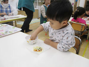 保育園児が食べ物を触る様子