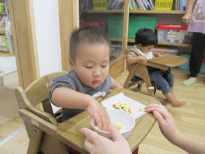 保育園児が食べ物を触る様子