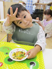 保育園児がピザを食べる様子