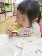 保育園児がピザを食べる様子