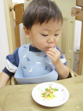 保育園児がピザを食べる様子