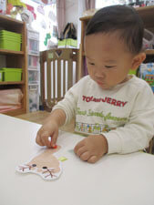 保育園の親子で遊ぶミニ運動会の様子