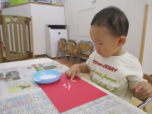 保育園児が工作をする様子