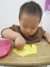 保育園の親子で遊ぶミニ運動会の様子