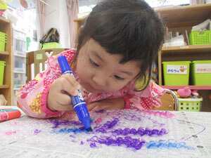 保育園児が工作をする様子