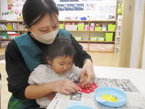 保育園の親子で遊ぶミニ運動会の様子