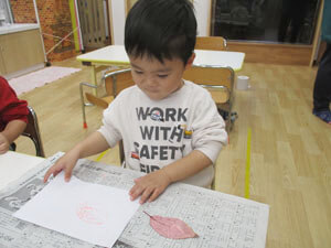 保育園児が工作をする様子