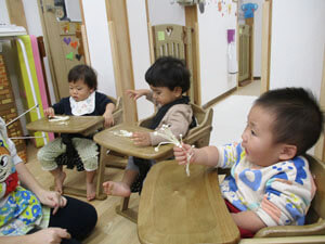 きのこを触る保育園児たち