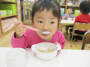 食事をする保育園児