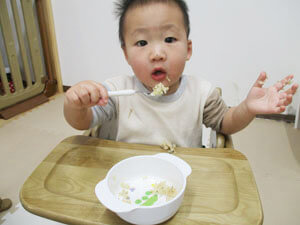 食事をする保育園児