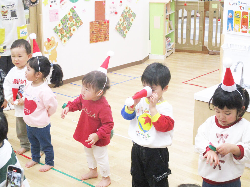 保育園のクリスマス会で踊る園児たち