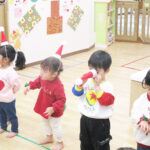 保育園のクリスマス会で踊る園児たち