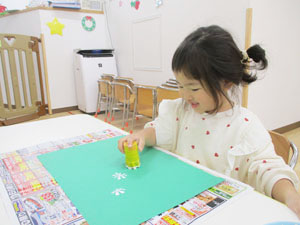 工作をする保育園児