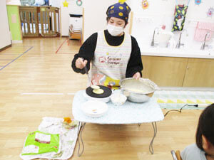 クレープを焼く幼稚園の先生