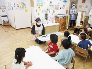 クレープを焼く幼稚園の先生と保育園児たち