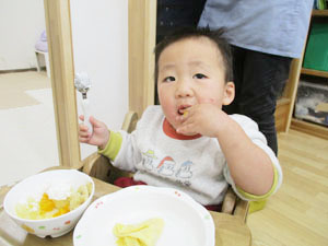 クレープを食べる保育園児