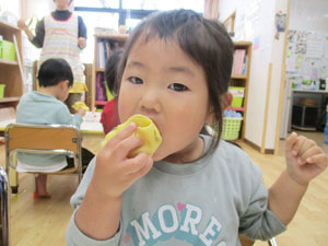 クレープを食べる保育園児