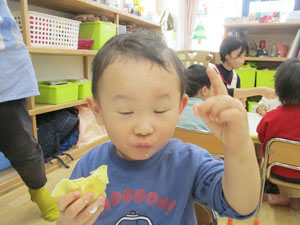 クレープを食べる保育園児