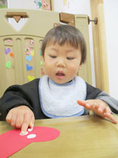 絵の具で描く保育園児