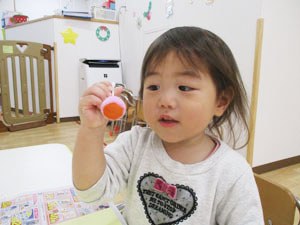 工作をする保育園児