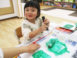 制作をする保育園児