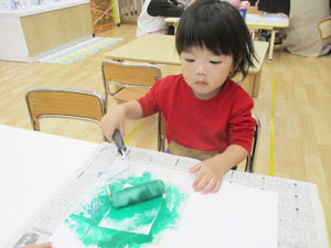 制作をする保育園児