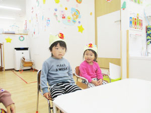 誕生日会の保育園児二人