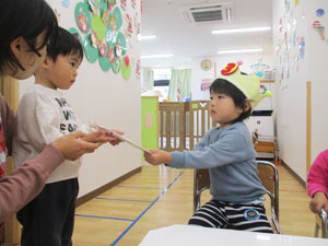 保育園での誕生日会でプレゼントの受け渡しを保育園児たち