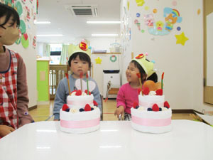 誕生日会の保育園児二人