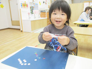 制作をする保育園児