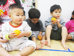 ゆずを持つ保育園児たち