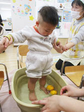 柚子湯に足をつける保育園児
