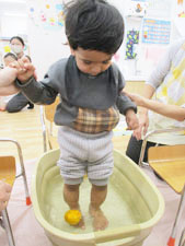 柚子湯に足をつける保育園児