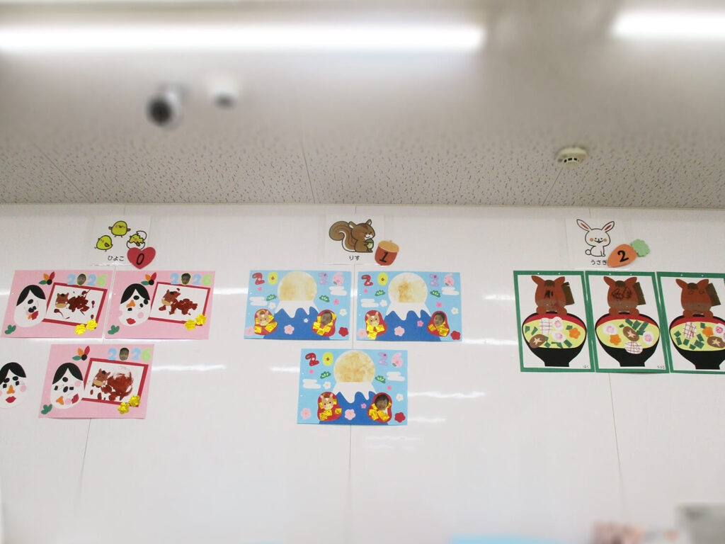 つむぎ保育龍ヶ崎園の園児が制作したお正月がテーマの作品