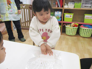 塩麹を仕込む保育園児の様子